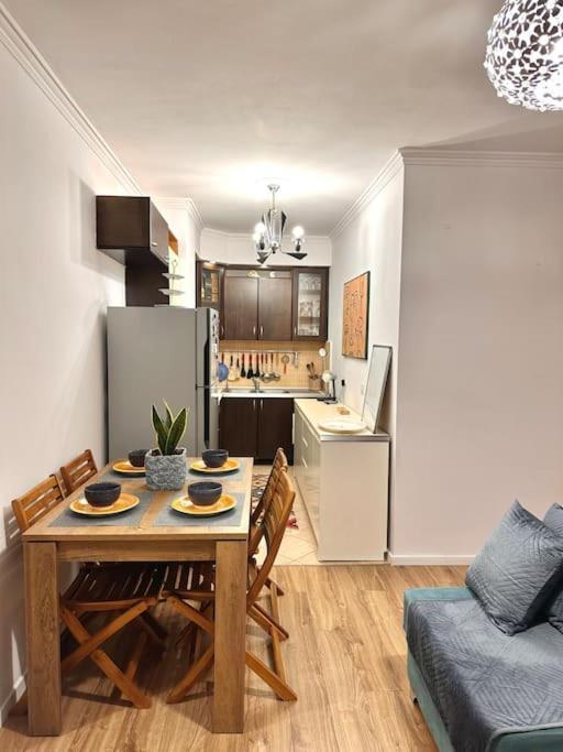 Family Living Tirana Apartment Ngoại thất bức ảnh
